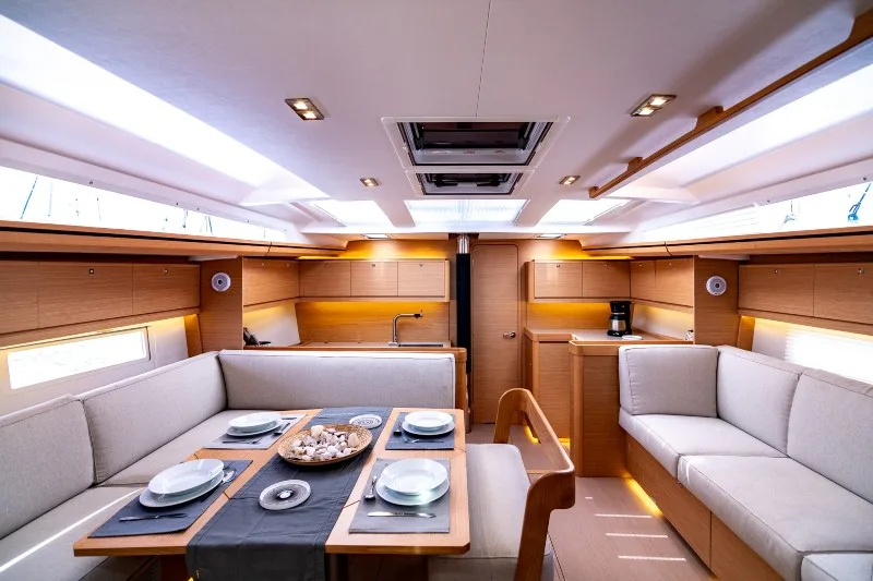 DUFOUR 520 BLUE MOON photo 9